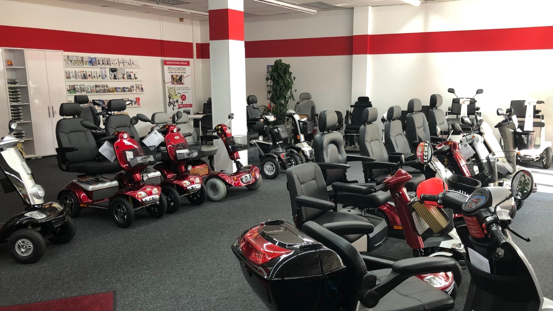 Ausstellung mit Elektromobilen bei Medic Care Seniorenprodukte